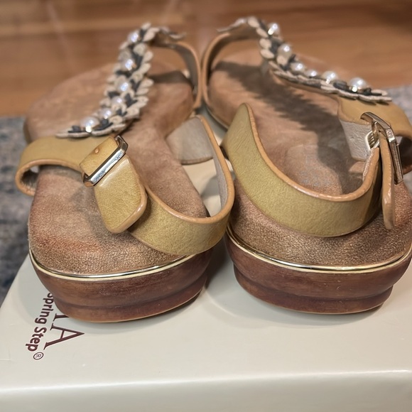 Patrizia by Spring Step Setrells Women’s Flat Sandals Size 38 (US 7.5-8)
Tan - Picture 8 of 13